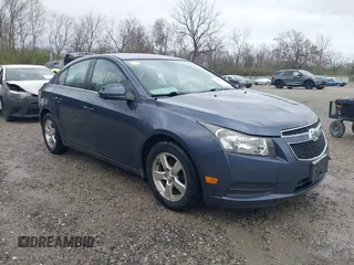 2014 Chevrolet Cruze 1LT z VIN 1G1PC5SB0E7213216, wystawiony jako IAAI lot #41955710 z przebiegiem 147 003 mil mil oraz . Historia ofert i sprzedaży dostępna na DreamBid. Obrazek 1.