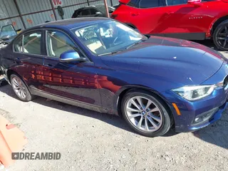 2018 BMW 3 Series 320i xDrive z VIN WBA8A3C51JA494385, wystawiony jako IAAI lot #42180715 z przebiegiem 71 811 mil mil oraz . Historia ofert i sprzedaży dostępna na DreamBid. Obrazek 1.