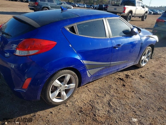 2013 Hyundai Veloster w/Black Int with VIN KMHTC6AD3DU116716, listed as a IAAI auction lot 41758962 with 71,425 mi miles. Bid and sale history available at carsss.com. Image 4.