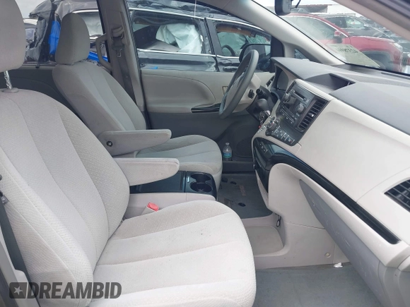 2014 Toyota Sienna LE AAS z VIN 5TDKK3DC8ES516801, wystawiony jako IAAI lot #42378994 z przebiegiem 222 929 mil mil oraz . Historia ofert i sprzedaży dostępna na DreamBid. Obrazek 5.