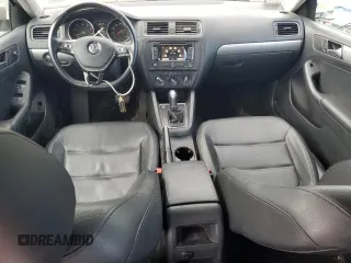 2015 Volkswagen Jetta SE z VIN 3VWD17AJ3FM232299, wystawiony jako Copart lot #57252465 z przebiegiem 128 882 mil mil oraz Szkoda całkowita • Salvage title. Historia ofert i sprzedaży dostępna na DreamBid. Obrazek 8.