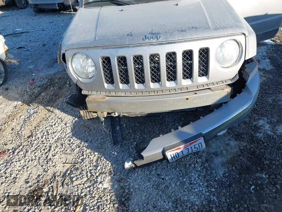 2016 Jeep Patriot Latitude with VIN 1C4NJRFB2GD647292, listed as a IAAI auction lot 41423443 with 88,905 mi miles and . Bid and sale history available at carsss.com. Image 5.
