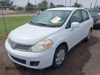 2009 Nissan Versa S z VIN 3N1BC11E49L453900, wystawiony jako IAAI lot #42390381 z przebiegiem 177 534 mil mil oraz . Historia ofert i sprzedaży dostępna na DreamBid. Obrazek 2.