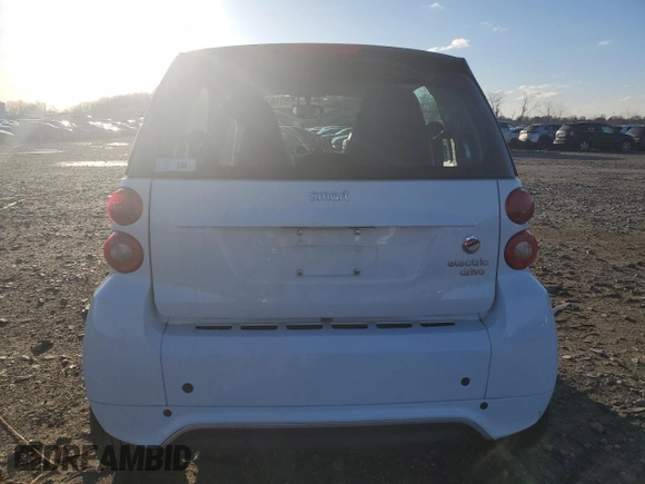 2013 Smart fortwo Passion z VIN WMEEJ9AA3DK715705, wystawiony jako Copart lot #50161425 z przebiegiem 22 667 mil mil oraz Tytuł czysty. Historia ofert i sprzedaży dostępna na DreamBid. Obrazek 6.