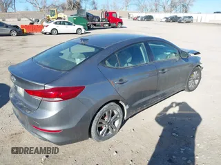 2017 Hyundai Elantra Value Edition z VIN KMHD84LF3HU401009, wystawiony jako IAAI lot #41704711 z przebiegiem 66 149 mil mil oraz . Historia ofert i sprzedaży dostępna na DreamBid. Obrazek 4.