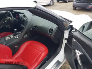 2014 Chevrolet Corvette 1LT z VIN 1G1YA2D7XE5128719, wystawiony jako IAAI lot #40877448 z przebiegiem 75 961 mil mil oraz . Historia ofert i sprzedaży dostępna na DreamBid. Obrazek 5.