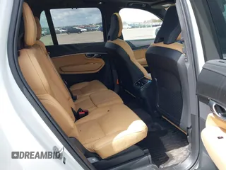 2024 Volvo XC90 Ultimate Bright Theme z VIN YV4062PF5R1157354, wystawiony jako IAAI lot #42085274 z przebiegiem 19 985 mil mil oraz . Historia ofert i sprzedaży dostępna na DreamBid. Obrazek 8.