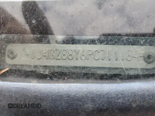 1993 Jeep Grand Wagoneer z VIN 1J4GZ88Y6PC711184, wystawiony jako Copart lot #46785895 z przebiegiem 280 127 mil mil oraz Czysty tytuł • Clean title. Historia ofert i sprzedaży dostępna na DreamBid. Obrazek 13.