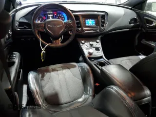 2015 Chrysler 200 S z VIN 1C3CCCBB3FN629045, wystawiony jako Copart lot #60841335 z przebiegiem 114 966 mil mil oraz Szkoda całkowita • Salvage title. Historia ofert i sprzedaży dostępna na DreamBid. Obrazek 8.