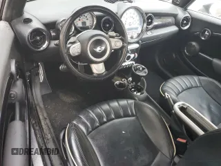 2010 MINI Convertible S с VIN WMWMS3C52ATY09453, выставлен на аукционе Copart как лот 88433535 с пробегом Не указан миль и На запчасти • Non repairable. История ставок и продаж доступна на DreamBid. Изображение 8.