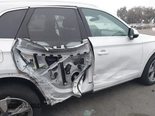 2024 Audi Q5 Premium Plus z VIN WA1BBAFY9R2044435, wystawiony jako IAAI lot #41210271 z przebiegiem 8 906 mil mil oraz . Historia ofert i sprzedaży dostępna na DreamBid. Obrazek 6.