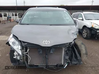 2016 Toyota Sienna XLE z VIN 5TDYK3DC3GS714599, wystawiony jako IAAI lot #42240471 z przebiegiem 135 746 mil mil oraz . Historia ofert i sprzedaży dostępna na DreamBid. Obrazek 12.