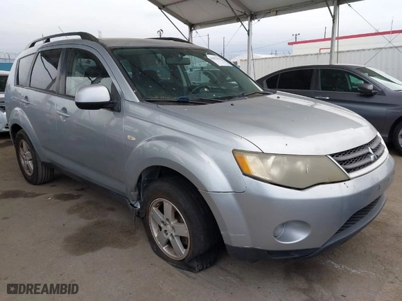 2008 Mitsubishi Outlander ES with VIN JA4LS21W68Z012158, listed as a IAAI auction lot 42051846 with 220,646 mi miles. Bid and sale history available at carsss.com. Image 1.
