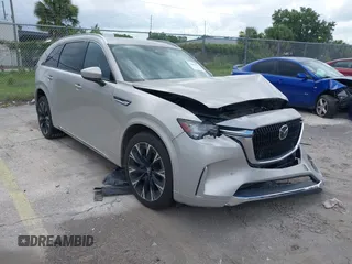 2024 Mazda CX-90 S z VIN JM3KK1HC0R1135680, wystawiony jako IAAI lot #42492399 z przebiegiem 38 940 mil mil oraz . Historia ofert i sprzedaży dostępna na DreamBid. Obrazek 1.