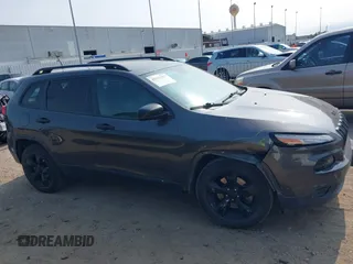 2017 Jeep Cherokee Altitude z VIN 1C4PJLAB9HW623297, wystawiony jako IAAI lot #42313357 z przebiegiem 220 795 mil mil oraz . Historia ofert i sprzedaży dostępna na DreamBid. Obrazek 13.