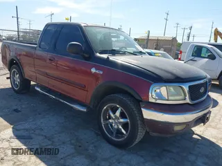 2003 Ford F-150 XL z VIN 1FTRX17223NB63563, wystawiony jako IAAI lot #42163642 z przebiegiem 157 389 mil mil oraz . Historia ofert i sprzedaży dostępna na DreamBid. Obrazek 1.