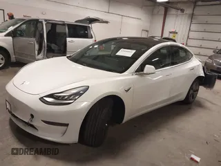 2019 Tesla Model 3 Mid Range z VIN 5YJ3E1EA5KF317542, wystawiony jako IAAI lot #42050461 z przebiegiem 55 054 mil mil oraz . Historia ofert i sprzedaży dostępna na DreamBid. Obrazek 2.