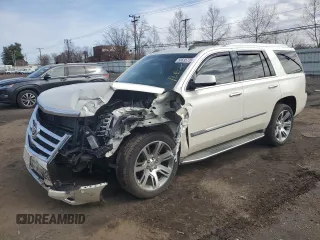 2015 Cadillac Escalade Luxury z VIN 1GYS4BKJ9FR283933, wystawiony jako Copart lot #50635735 z przebiegiem 107 257 mil mil oraz Szkody całkowita. Historia ofert i sprzedaży dostępna na DreamBid. Obrazek 1.