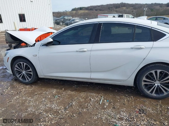 2018 Buick Regal Sportback Essence with VIN W04GP6SX8J1091113, listed as a IAAI auction lot 41576826 with NaN miles. Bid and sale history available at carsss.com. Image 14.