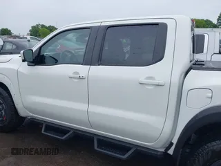 2025 Nissan Frontier SV с VIN 1N6ED1EJ8SN610734, выставлен на аукционе IAAI как лот 42210100 с пробегом 8 465 миль миль и . История ставок и продаж доступна на DreamBid. Изображение 15.