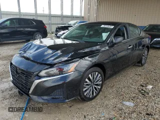 2025 Nissan Altima SV z VIN 1N4BL4DV0SN371605, wystawiony jako Copart lot #61037915 z przebiegiem 7 521 mil mil oraz Czysty tytuł • Clean title. Historia ofert i sprzedaży dostępna na DreamBid. Obrazek 1.