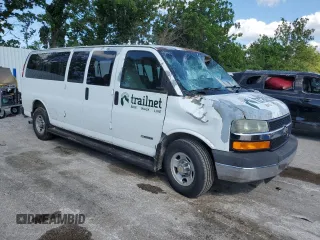 2003 Chevrolet Express Passenger with VIN 1GAHG39UX31231081, listed as a Copart auction lot 62132445 with 207,650 mi miles and Salvage title. Bid and sale history available at DreamBid. Image 4.