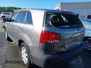 2012 Kia Sorento LX z VIN 5XYKT3A19CG231096, wystawiony jako IAAI lot #42193607 z przebiegiem 200 899 mil mil oraz . Historia ofert i sprzedaży dostępna na DreamBid. Obrazek 3.