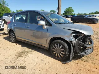 2009 Nissan Versa S z VIN 3N1BC13E89L398834, wystawiony jako Copart lot #53699825 z przebiegiem 124 719 mil mil oraz Szkoda całkowita • Salvage title. Historia ofert i sprzedaży dostępna na DreamBid. Obrazek 4.