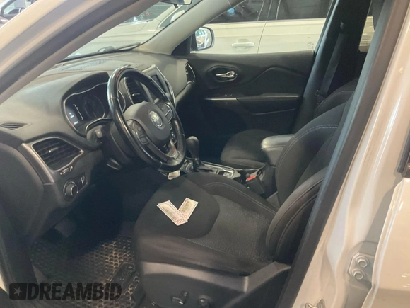 2020 Jeep Cherokee Latitude z VIN 1C4PJLCB4LD628070, wystawiony jako IAAI lot #42859811 z przebiegiem 119 307 mil mil oraz . Historia ofert i sprzedaży dostępna na DreamBid. Obrazek 23.