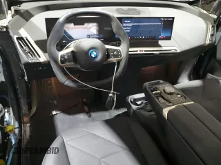 2024 BMW iX xDrive50 z VIN WB523CF0XRCP21815, wystawiony jako Copart lot #51520885 z przebiegiem 6 664 mil mil oraz Szkoda całkowita • Salvage title. Historia ofert i sprzedaży dostępna na DreamBid. Obrazek 8.
