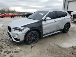 2018 BMW X1 xDrive28i z VIN WBXHT3C32J3H30676, wystawiony jako Copart lot #49490055 z przebiegiem 116 792 mil mil oraz Czysty tytuł • Clean title. Historia ofert i sprzedaży dostępna na DreamBid. Obrazek 1.