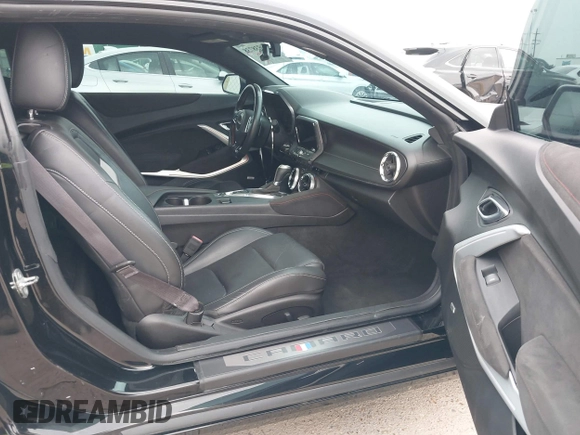 2017 Chevrolet Camaro 2SS z VIN 1G1FH1R76H0102061, wystawiony jako IAAI lot #41738738 z przebiegiem 86 099 mil mil oraz . Historia ofert i sprzedaży dostępna na DreamBid. Obrazek 5.