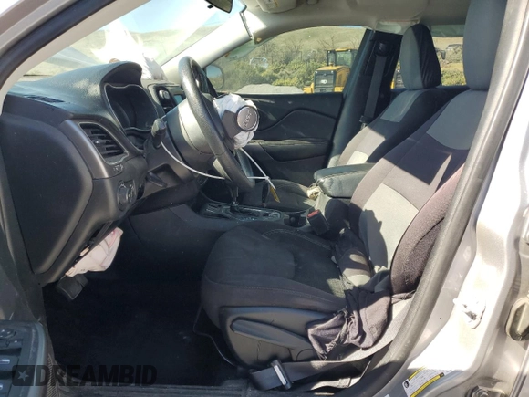 2019 Jeep Cherokee Latitude z VIN 1C4PJLCXXKD278468, wystawiony jako Copart lot #55064395 z przebiegiem 84 945 mil mil oraz Szkoda całkowita • Salvage title. Historia ofert i sprzedaży dostępna na DreamBid. Obrazek 7.