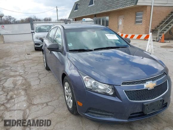 2014 Chevrolet Cruze LS z VIN 1G1PA5SG0E7171051, wystawiony jako IAAI lot #41898051 z przebiegiem 114 087 mil mil oraz . Historia ofert i sprzedaży dostępna na DreamBid. Obrazek 1.