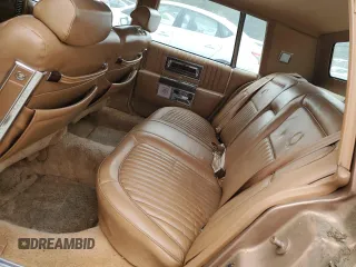 1988 Cadillac Brougham z VIN 1G6DW51Y5J9727006, wystawiony jako Copart lot #70573614 z przebiegiem 34 628 mil mil oraz Szkody całkowita. Historia ofert i sprzedaży dostępna na DreamBid. Obrazek 10.