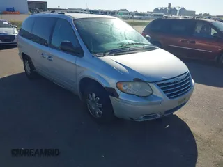2005 Chrysler Town & Country Limited with VIN 2C8GP64L45R167099, listed as a IAAI auction lot 40398220 with 211,689 mi miles. Bid and sale history available at carsss.com. Image 1.