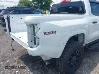 2024 Chevrolet Colorado 4WD Trail Boss z VIN 1GCPTEEKXR1227510, wystawiony jako IAAI lot #42685724 z przebiegiem 9 472 mil mil oraz . Historia ofert i sprzedaży dostępna na DreamBid. Obrazek 18.