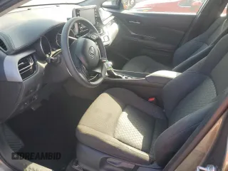 2021 Toyota C-HR LE z VIN NMTKHMBXXMR130792, wystawiony jako Copart lot #54854625 z przebiegiem 27 478 mil mil oraz Nie do naprawy • Non repairable. Historia ofert i sprzedaży dostępna na DreamBid. Obrazek 7.