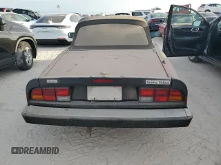 1990 Alfa Romeo Spider z VIN ZARBA12G6L6001683, wystawiony jako Copart lot #75611344 z przebiegiem 59 515 mil mil oraz Szkoda całkowita • Salvage title. Historia ofert i sprzedaży dostępna na DreamBid. Obrazek 6.