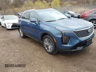 2024 Cadillac XT4 AWD Premium Luxury z VIN 1GYFZDR45RF143981, wystawiony jako IAAI lot #42032787 z przebiegiem 14 700 mil mil oraz . Historia ofert i sprzedaży dostępna na DreamBid. Obrazek 1.