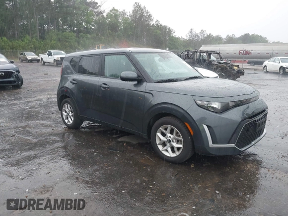 2023 Kia Soul LX with VIN KNDJ23AU8P7882912, listed as a IAAI auction lot 42087742 with 44,138 mi miles. Bid and sale history available at carsss.com. Image 1.