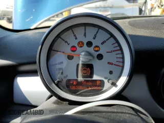 2009 MINI Hardtop z VIN WMWMF33539TW72829, wystawiony jako Copart lot #55307945 z przebiegiem 136 288 mil mil oraz Szkody całkowita. Historia ofert i sprzedaży dostępna na DreamBid. Obrazek 9.