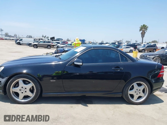 2001 Mercedes-Benz SLK 230/320 with VIN WDBKK65F81F218476, listed as a IAAI auction lot 42450368 with 121,640 mi miles and . Bid and sale history available at DreamBid. Image 14.