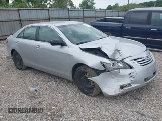 2007 Toyota Camry CE z VIN 4T1BE46K67U537271, wystawiony jako IAAI lot #42314070 z przebiegiem 215 421 mil mil oraz . Historia ofert i sprzedaży dostępna na DreamBid. Obrazek 1.