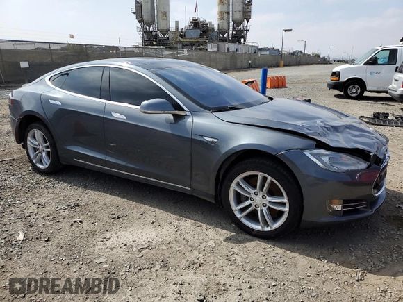 2013 Tesla Model S z VIN 5YJSA1CG9DFP09733, wystawiony jako Copart lot #58081845 z przebiegiem 88 163 mil mil oraz Szkoda całkowita • Salvage title. Historia ofert i sprzedaży dostępna na DreamBid. Obrazek 4.
