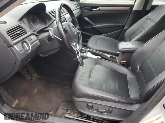 2014 Volkswagen Passat SE z VIN 1VWBT7A38EC074478, wystawiony jako Copart lot #57763965 z przebiegiem 99 860 mil mil oraz Czysty tytuł • Clean title. Historia ofert i sprzedaży dostępna na DreamBid. Obrazek 7.