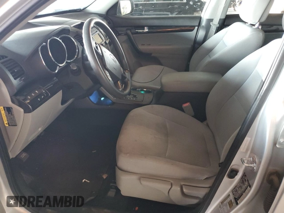 2013 Kia Sorento LX z VIN 5XYKT4A65DG333708, wystawiony jako Copart lot #59422375 z przebiegiem 118 326 mil mil oraz Czysty tytuł • Clean title. Historia ofert i sprzedaży dostępna na DreamBid. Obrazek 7.