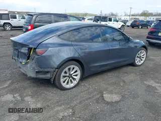2022 Tesla Model 3 Long Range z VIN 5YJ3E1EB2NF203477, wystawiony jako IAAI lot #42037932 z przebiegiem 56 509 mil mil oraz . Historia ofert i sprzedaży dostępna na DreamBid. Obrazek 4.