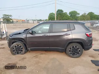 2019 Jeep Compass Trailhawk z VIN 3C4NJDDB9KT686048, wystawiony jako IAAI lot #42414161 z przebiegiem 92 683 mil mil oraz . Historia ofert i sprzedaży dostępna na DreamBid. Obrazek 13.
