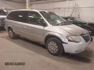 2005 Chrysler Town & Country LX z VIN 2C4GP44RX5R402180, wystawiony jako IAAI lot #42062043 z przebiegiem 239 327 mil mil oraz . Historia ofert i sprzedaży dostępna na DreamBid. Obrazek 1.